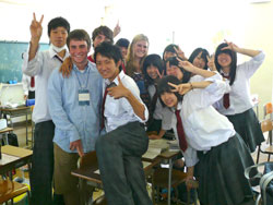 写真：積極的な三好高校の生徒たち。みんなとても楽しそうです。