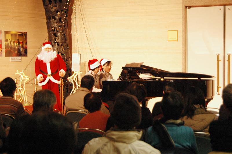 ピアノの連弾でおなじみのクリスマスソングを演奏