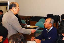 写真：元NHKチーフアナウンサーで東海学園大学講師の沖野皓一さんを招いて行われました。