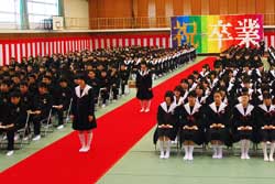 写真：三好中学校では159人が卒業を迎えました