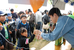 写真：会場内の子どもに大人気のチャリティー風船