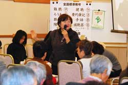 写真：NPO法人はっぴいわん大府代表の久保田久代（くぼた・ひさよ）さんを講師を招いて行われたこの講演会。