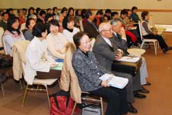 写真：久保田さんのユーモアあふれる話に、参加者たちは笑顔でうなづいていました。