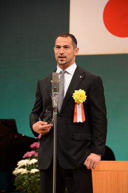 写真：市民栄光賞を受賞し、スピーチをする室伏選手