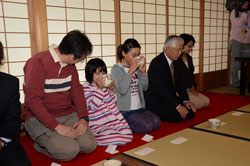 写真：文化祭茶会では幅広い年齢層のみなさんが一緒にお茶を楽しみました
