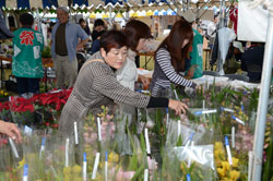 写真：花を買い求める女性