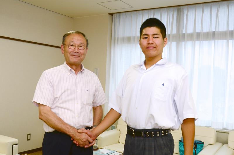 柘植さんと久野市長はがっちり握手を交わし大会での健闘を誓いました