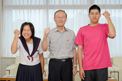 【写真】久野市長と小川さんと柘植さんで記念撮影