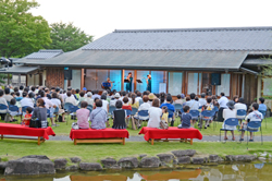 【写真】ふるさと会館の日本庭園におよそ120人が詰めかけました