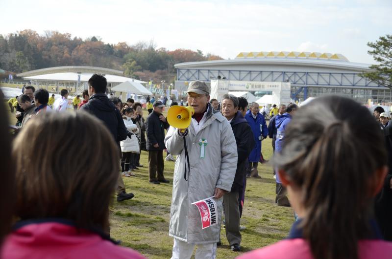 レース前に選手を激励する久野市長