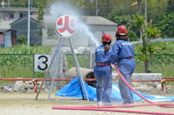 【写真】女性消防団がホースで火点標的を狙います