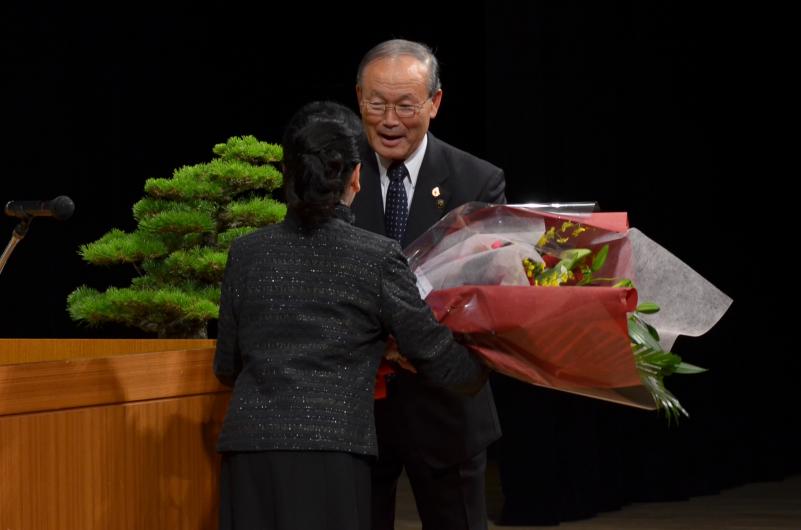 市長が引退するのにあたりサプライズで花束が贈呈されました