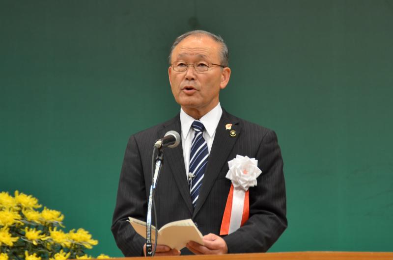来場者を前に久野市長が祝辞を述べます