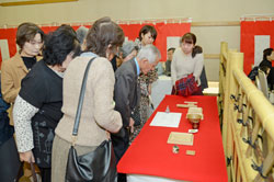 【写真】茶道具を眺める参加者たち