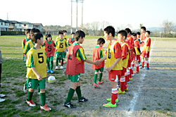 【写真】両市のサッカー少年たちが握手