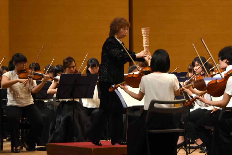 指揮者の松尾葉子さん