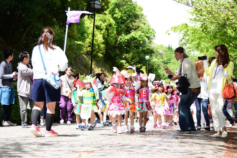 岩崎城まで練り歩きます