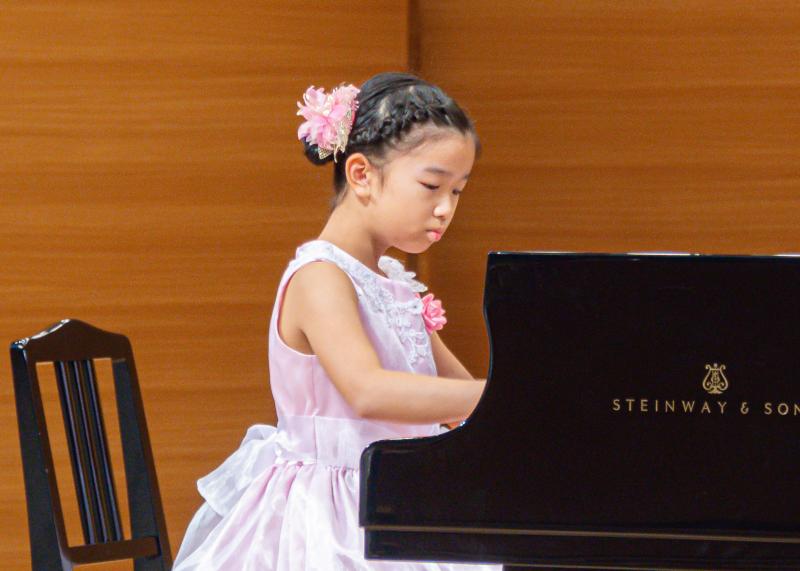 貞光さんによるピアノ演奏の様子