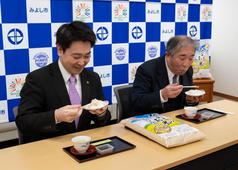 試食する加藤理事長（右）と小山市長